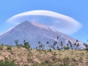Heboh Ada Awan Mirip UFO di Atas Gunung Agung