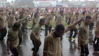 Sejumlah prajurit TNI mementaskan Tari Gemu Famire di halaman Armada III Kawasan Timur Kota Sorong, Papua Barat, Selasa (4/9/2018). Pementasan Tari Gemu Famire menjadi salah satu rangkaian perayaan HUT TNI ke-73 yang dilaksanakan oleh jajaran TNI secara serentak di tiga zona waktu wilayah Indonesia. Antara Foto/Olha Mulalinda.
