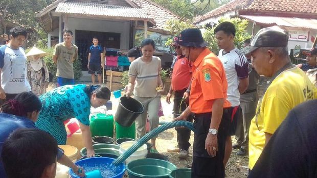 Mahasiswa di Karawang Jernihkan Air Kotor Menggunakan Arang