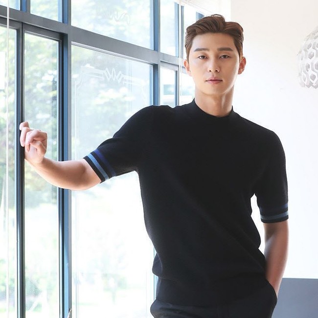 Selain karena akting dan ketampanannya, Park Seo Joon juga jadi favorit para wanita dalam variety show Youns Kitchen. Di sana, aktor yang kuliah di jurusan teater itu kerap menunjukkan kemampuannya menyiapkan makanan. Foto: Instagram