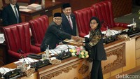 Para anggota DPR pun meminta pemerintah jujur dalam menjelaskan kondisi ekonomi saat ini. Selain itu, pemerintah juga diminta untuk berhati-hati dalam menambah utang, agar tidak melampaui batas kemampuan untuk melunasi.