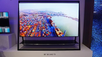 Yang paling menarik perhatian adalah televisi 8K UHD berukuran jumbo, yaitu 98 inch. Foto: Muhamad Imron Rosyadi