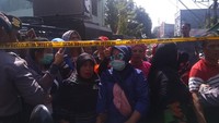 Kerabat geram dengan ula kartel narkoba yang membakar rumah hingga menewaskan 6 orang. Mereka meneriaki pelaku dengan penuh amarah. Bakar pelaku, teriak kerabat.