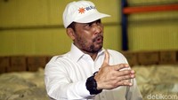 Direktur Operasional dan Pelayanan Publik Tri Wahyudi Saleh pun menilai tampilan Buwas kini lebih terlihat ’buwas’ dengan berewok yang menghiasi wajahnya. 