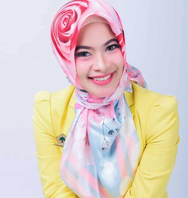 Politisi cantik dari Partai Golkar menuai perhatian karena memiliki gaya hijab yang modis, paras yang cantik, dan tubuh semampai. Ia adalah Sucianti Suaib Saenong. Foto: Instagram/sss.suci