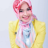 Politisi cantik dari Partai Golkar menuai perhatian karena memiliki gaya hijab yang modis, paras yang cantik, dan tubuh semampai. Ia adalah Sucianti Suaib Saenong. Foto: Instagram/sss.suci