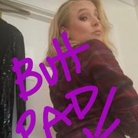 Agar terlihat lebih seksi terkadang para selebriti wanita perlu dibantu pakaian dalam khusus. Seperti Kristin Bell yang memakai celana dalam dengan tambahan bokong silikon agar tampak lebih berisi saat akan menghadiri Golden Globe. Foto: Instagram @kristenanniebell