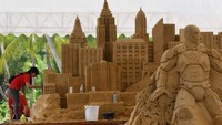 Inilah ajang Sentosa Sandsation Festival 2018 yang digelar di Siloso Beach, Pulau Sentosa, Singapura. Tahun ini, festival tersebut mengangkat tema jagoan-jagoan Marvel. (Roslan Rahman/AFP/Getty Images)