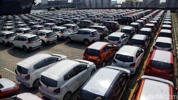 Ratusan mobil merk Toyota yang siap di ekspor berada di Indonesia Kendaraan Terminal, Tanjung Priok,  Jakarta Utara, Rabu (5/9). Toyota Indonesia mencatat telah mengekspor total 1,38 juta unit kendaraan completely built up (CBU)‎ sejak mulai pengapalan Kijang generasi ketiga pada Agustus 1987 hingga Juli 2018.