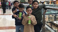 Wah, Ivan sudah kayak ABG ya? Ini posenya bareng teman-teman sekelas usai nonton film bareng. Kok Ivan nggak bawa minuman kayak yang lain ya? Hihihi... Foto: Instagram ivanderdamares