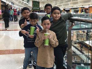 Begini Nih Gaya Ivan, Putra Inul Daratista Saat Ngemil Bareng Temannya
