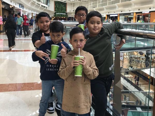 Begini Nih Gaya Ivan, Putra Inul Daratista Saat Ngemil Bareng Temannya
