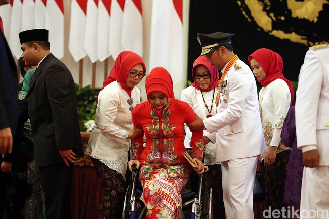 Gaya hijab segi empat memang sudah jadi favorit Atalia. Ia hampir tidak pernah mengenakan hijab bentuk lain. Gayanya pun selalu sama, dipakai dengan fit di kepala. Foto: Rengga Sancaya