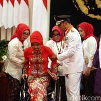 Gaya hijab segi empat memang sudah jadi favorit Atalia. Ia hampir tidak pernah mengenakan hijab bentuk lain. Gayanya pun selalu sama, dipakai dengan fit di kepala. Foto: Rengga Sancaya