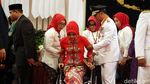 So Sweet! Kang Emil Dorong Kursi Roda Istri Saat Pelantikan