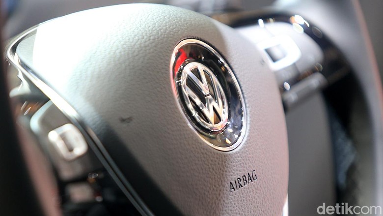 Logo mobil VW. Foto: Ari Saputra Logo mobil VW. Foto: Ari Saputra