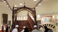 Di aula ketiga The Holy Ka’abah Hall pengunjung museum di aula ini bisa melihat aneka kain kiswah yang pernah digunakan untuk menutup kakbah. Pintu kakbah yang kini tak dipakai lagi dan juga alat penenun kain kiswah juga dipajang di aula yang khusus ornamen kakbah ini.  