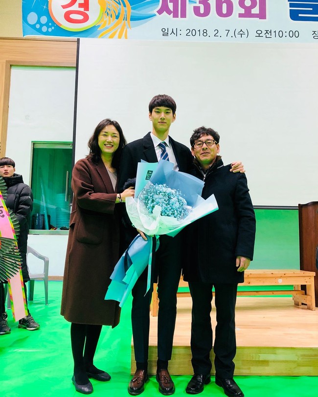 Ini foto Lim Sung Jin saat baru lulus SMA awal tahun ini. Foto: Instagram @limsungjinn