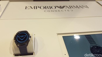 Emporio Armani melengkapi daftar brand-brand fashion papan atas yang meluncur di IFA 2018 dengan membawa jam tangan pintar. (Foto: detikINET/Muhamad Imron Rosyadi)