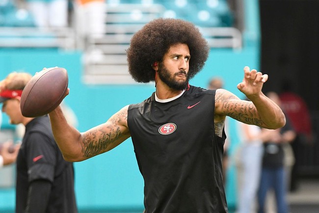 Colin Kaepernick merupakan atlet football yang sudah lama berkarier di bidang olahraga tersebut. Berperan sebagai seorang quaterback, atlet National Football League (NFL) ini pernah dua kali terpilih sebagai WAC Offensive Player of the Year. Foto: Getty Images