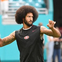 Colin Kaepernick merupakan atlet football yang sudah lama berkarier di bidang olahraga tersebut. Berperan sebagai seorang quaterback, atlet National Football League (NFL) ini pernah dua kali terpilih sebagai WAC Offensive Player of the Year. Foto: Getty Images