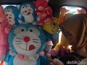 Lucu, Banyak Boneka di Angkot Ini, Penumpang Suka Selfie