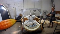 Saat kerangka desain milik Landau direndam di dalam Laut Mati maka kristal garam dari perairan itu akan membentuk pola menjadi seperti yang diinginkan oleh seniman asal Irael tersebut. Nir Elias/Reuters.