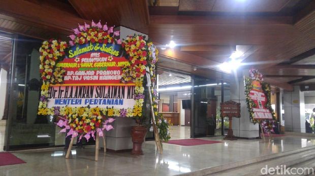 Pegawai Sampai Menteri Kirim Bunga Untuk Pelantikan Ganjar-Yasin