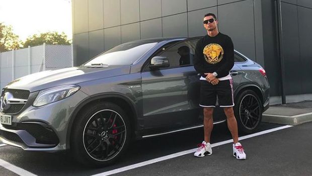Cristiano Ronaldo pose di samping Mercy Cristiano Ronaldo pose di samping Mercy