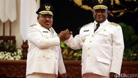 Wakil Ketua KPK Alexander Marwata membantah penetapan tersangka terhadap Lukas merupakan kriminalisasi. Dia mengatakan dugaan gratifikasi Rp 1 miliar hanya sebagian kecil dari sangkaan terhadap Lukas. Alex mengatakan lembaganya kesulitan memeriksa Lukas, karena Gubernur Papua itu tidak kooperatif. (Rengga Sancaya/detikcom)
