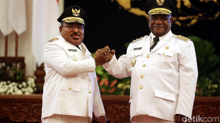 Lukas Enembe dan Klemen Tinal (Papua) Lukas Enembe dan Klemen Tinal (Papua).