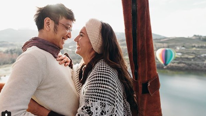 Nadine Chandrawinata dan Dimas Anggara saat berbulan madu ke New Zealand.