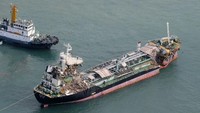 Kapal tanker yang menabrak jembatan itu telah dievakuasi dengan cara ditarik oleh kapal lain. Foto: AFP PHOTO/JIJI PRESS