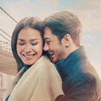 Berperan sebagai pasangan suami-istri, akting Reza Rahardian dan Adinia Wirasti di film Critical Eleven’ sungguh memikat. Mereka layaknya pasangan yang benar-benar saling mencinta dan terlibat konflik karena anak. Tak heran banyak yang baper karena akting mereka. Foto: Twitter