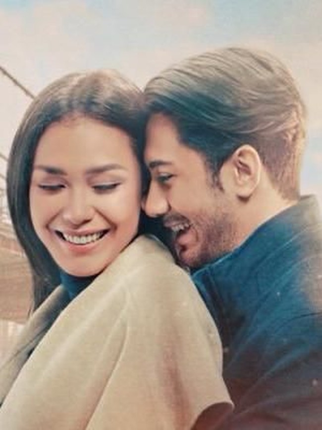 Berperan sebagai pasangan suami-istri, akting Reza Rahardian dan Adinia Wirasti di film Critical Eleven’ sungguh memikat. Mereka layaknya pasangan yang benar-benar saling mencinta dan terlibat konflik karena anak. Tak heran banyak yang baper karena akting mereka. Foto: Twitter