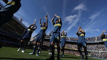Persaingannya dengan River Plate, atmosfer Liga Argentina, dan usaha melahirkan pemain bintang penerus Diego Maradona dan Juan Roman Riquelme membuat tim ini menarik untuk dipakai. Foto: istimewa
