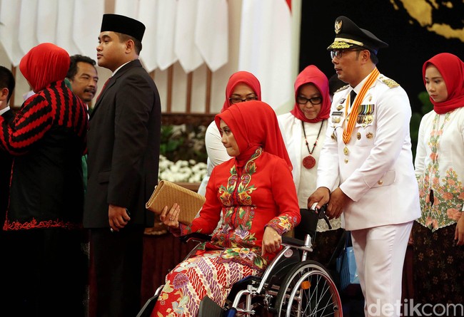 Atalia memakai kebaya ncim berwarna merah dipadukan dengan kain batik. Teh Lia, sapaan akrabnya memakai hijab segi empat berwarna yang sama dengan kebayanya. Foto: Rengga Sancaya