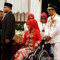 Atalia memakai kebaya ncim berwarna merah dipadukan dengan kain batik. Teh Lia, sapaan akrabnya memakai hijab segi empat berwarna yang sama dengan kebayanya. Foto: Rengga Sancaya