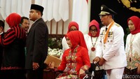 Ridwan Kamil bersama dengan kepala daerah lainnya, resmi dilantik oleh Presiden Joko Widodo menjadi Gubernur Jawa Barat di Istana Negara, Jakarta, Rabu (5/9/2018).