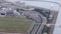 Jembatan penghubung yang rusak itu merupakan jalan raya yang menjadi akses keluar-masuk Bandara Kansai, yang dibangun di atas pulau buatan. Foto: AFP PHOTO/JIJI PRESS