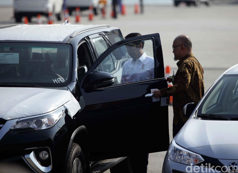 Jokowi saat menghadiri seremoni ekspor 1 juta unit mobil Toyota. Foto: Pradita Utama Jokowi saat menghadiri seremoni ekspor 1 juta unit mobil Toyota. Foto: Pradita Utama