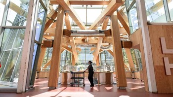 Desain balok kayu yang rumit di langit-langit restoran Late Harvest. (Foto: Michael Short/Bloomberg)