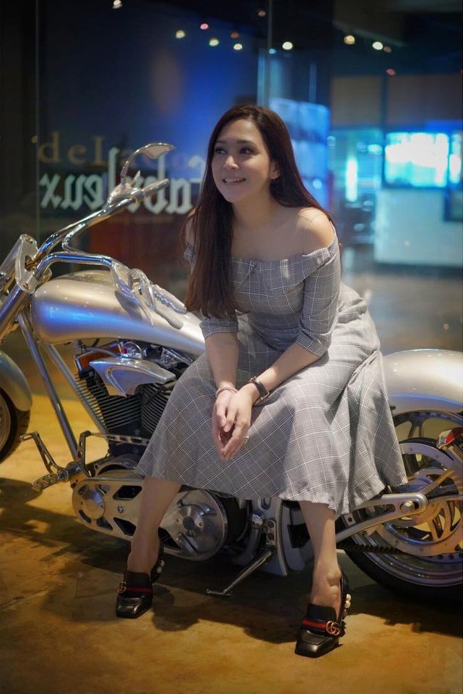 Berpose duduk di atas motor, mantan istri Ahmad Dhani ini terlihat memakai sepatu jenis loafer. Dia mengenakan mid-heel loafer Gucci seharga US$ 1.150 atau sekitar Rp 17 jutaan. Foto: Instagram @ maiaestiantyreal