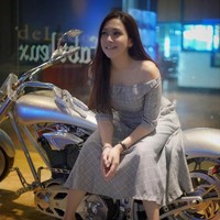 Berpose duduk di atas motor, mantan istri Ahmad Dhani ini terlihat memakai sepatu jenis loafer. Dia mengenakan mid-heel loafer Gucci seharga US$ 1.150 atau sekitar Rp 17 jutaan. Foto: Instagram @ maiaestiantyreal