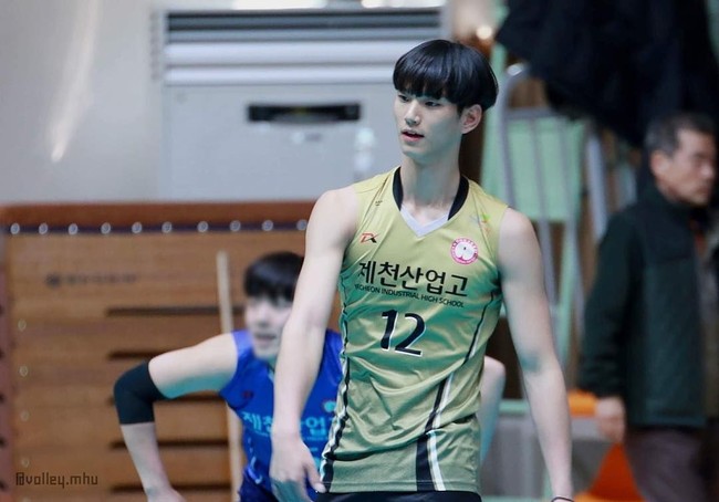 Dalam drama, para atlet sering diperankan oleh aktor-aktor tampan yang mungkin sulit dipercaya ada di dunia nyata. Kenyataannya ada beberapa atlet yang jadi perbincangan karena visual menawan mereka. Salah satunya adalah atlet voli Lim Sung Jin yang sering disebut mirip Kim Soo Hyun versi muda hingga Mingyu Seventeen. Dilansir All KPop, Lim Sung Jin adalah salah satu atlet berbakat di Universitas Sungkyunkwan. Sejak SMA, ia pun sudah mencuri atensi karena bakatnya. Foto: Instagram @limsungjinn