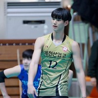 Dalam drama, para atlet sering diperankan oleh aktor-aktor tampan yang mungkin sulit dipercaya ada di dunia nyata. Kenyataannya ada beberapa atlet yang jadi perbincangan karena visual menawan mereka. Salah satunya adalah atlet voli Lim Sung Jin yang sering disebut mirip Kim Soo Hyun versi muda hingga Mingyu Seventeen. Dilansir All KPop, Lim Sung Jin adalah salah satu atlet berbakat di Universitas Sungkyunkwan. Sejak SMA, ia pun sudah mencuri atensi karena bakatnya. Foto: Instagram @limsungjinn