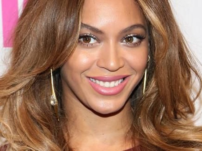 BeyonceBeyonce juga termasuk wanita yang berwajah sempurna berdasarkan perhitungan rasio emas. Bentuk wajah ibu tiga anak tersebut disebut hampir sempurna dengan skor 92,44%. Tapi fitur paling menarik darinya adalah alis dan dagu. Foto: Getty Images
