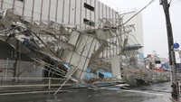 Topan Jebi diketahui merusak beberapa bangunan dan melukai ratusan warga. Televisi lokal TBS melaporkan sejauh ini 6 orang tewas dalam insiden yang dipicu oleh topan Jebi. Kyodo/via Reuters.