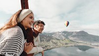 Keduanya pun tampak sedang menikmati pemandangan indah dengan balon udara. Dok. Instagram/nadinelist