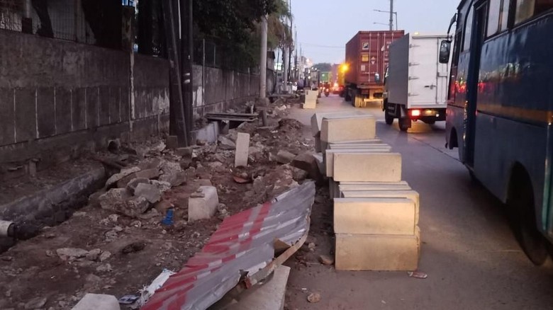 Ada Galian Tanah, Lalin di Jalan Gedong Panjang Penjaringan Macet Ada Galian Tanah, Lalin di Jalan Gedong Panjang Penjaringan Macet